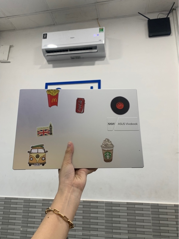Laptop ASUS Vivobook 14 X1404VA - Intel Core i3-1315U - RAM 8GB/SSD 512GB - Màu trắng - Pin 89% - Ngoại hình: 97% - Có sticker, màn hình ám hồng - Kèm sạc