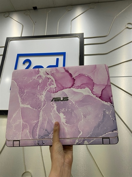 Laptop Asus Vivobook 14 X407 UBR - i5-8250U - Geforce MX 110 - Ram 8/128GB SSD - 500GB HDD - Pin 33% - Màu đen - Ngoại hình: 97% - Có dán skin hồng, mất 1 ốc mặt D, màn ám hồng, 2 đốm phản quang, bầm phím nhẹ, hư vân tay - Kèm sạc - không bảo hành