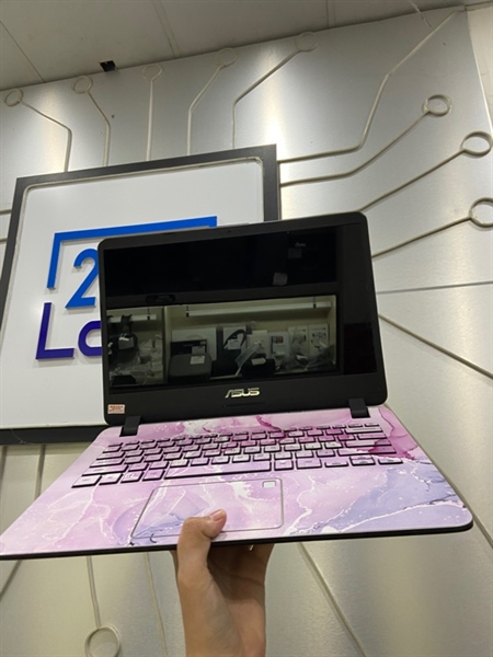 Laptop Asus Vivobook 14 X407 UBR - i5-8250U - Geforce MX 110 - Ram 8/128GB SSD - 500GB HDD - Pin 33% - Màu đen - Ngoại hình: 97% - Có dán skin hồng, mất 1 ốc mặt D, màn ám hồng, 2 đốm phản quang, bầm phím nhẹ, hư vân tay - Kèm sạc - không bảo hành 1