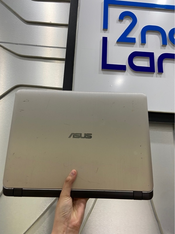 Laptop Asus Vivobook 14 X407UAR - i5-8250U - Ram 4/128GB - HDD 1TB - Pin 75% - Màu bạc - Ngoại hình: 97% - Trầy xước nhiều, mất 2 ốc mặt D, mất wifi, màn ám xanh, loa nhỏ rè nhẹ - Kèm sạc - không bảo hành