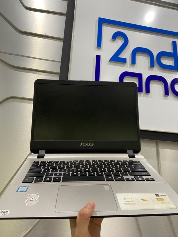 Laptop Asus Vivobook 14 X407UAR - i5-8250U - Ram 4/128GB - HDD 1TB - Pin 75% - Màu bạc - Ngoại hình: 97% - Trầy xước nhiều, mất 2 ốc mặt D, mất wifi, màn ám xanh, loa nhỏ rè nhẹ - Kèm sạc - không bảo hành