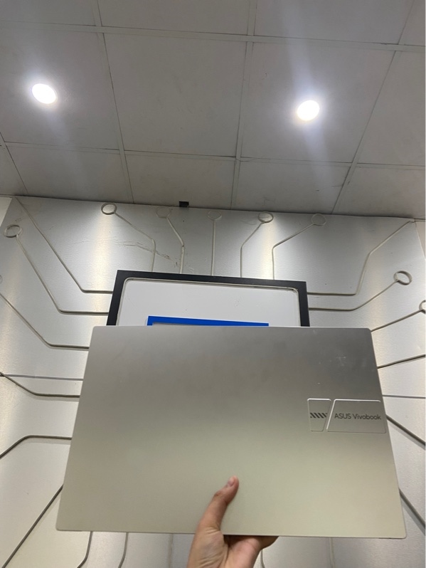 Laptop ASUS Vivobook 15 OLED X1505VA - i7 13700H - 16/512GB SSD - Pin 88% - Màn Oled - Màu bạc - Ngoại hình: 97% - Trầy xước nhẹ xung quanh - Kèm sạc