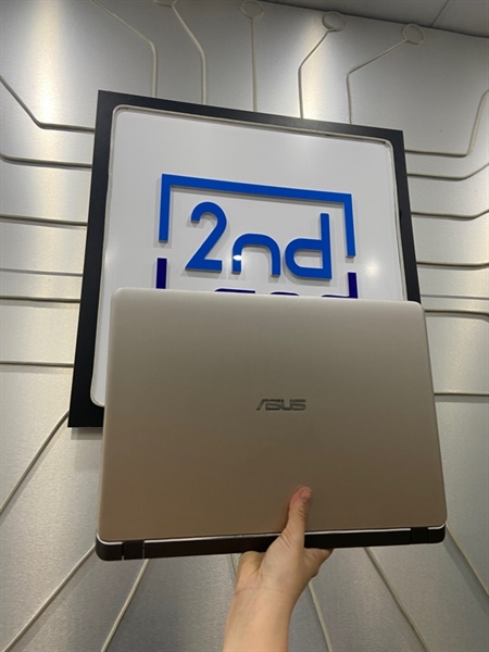 Laptop Asus Vivobook 15 X507UAR - i3-7020U - Ram 4/256GB SSD - Pin 81% - Màu bạc - Ngoại hình: 97% - Màn ám hồng phản quang, mất phím F1, hư loa trái - Body - Kèm sạc