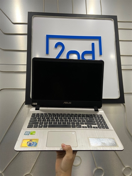 Laptop Asus Vivobook 15 X507UF - i5-8250U - Ram 8/120GB SSD - Card Nvidia Geforce MX 130 - Pin hư - Màu bạc - Ngoại hình: 96% - Touchpad tróc, hở 2 bên mặt D, mất 2 ốc, dán skin full mặt A, màn ám viền vàng, hở sáng nhẹ , loa rè nặng - Body - Kèm sạc 1