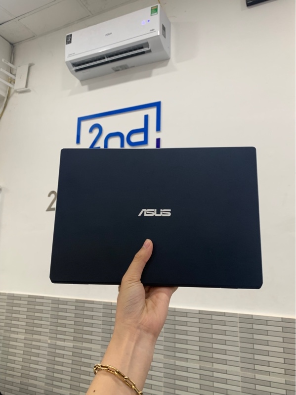Laptop Asus Vivobook E210MAB - intel Celerom N4020 - Ram 4Gb/64Gb SD - Màu đen - Pin 76% - Ngoại hình 97%- Cam bị chói - Kèm sạc