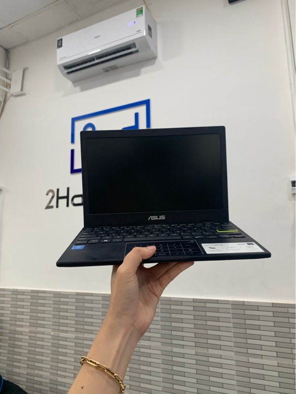 Laptop Asus Vivobook E210MAB - intel Celerom N4020 - Ram 4Gb/64Gb SD - Màu đen - Pin 76% - Ngoại hình 97%- Cam bị chói - Kèm sạc