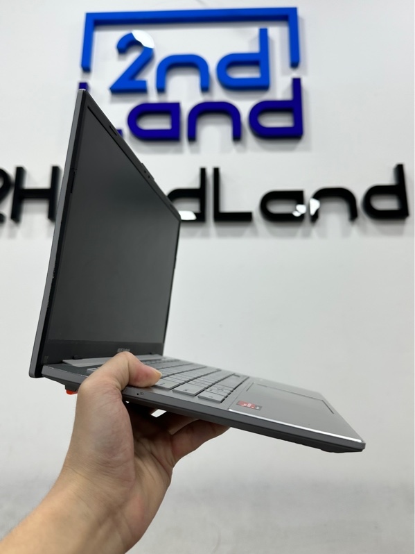 Laptop Asus Vivobook Go E1404FA - Màn 14inch, 60Hz - Ryzen 5 7520U - Ram 16/512GB SSD (97%) - Pin 86% - Màu bạc - Ngoại hình 97% - Màn rộp bụi trong, nứt khung viền màn - Kèm sạc zin