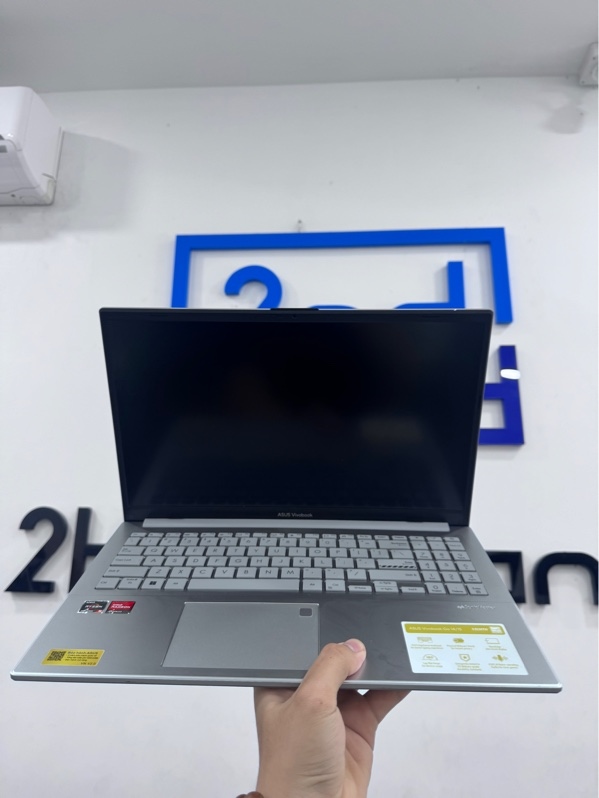 Laptop Asus Vivobook go E1504FA - AMD Ryzen5 7520U, 16/512GB ssd - Màu bạc - Pin 100% - Ngoại hình 97% - Mặt dưới dính cao su, ổ sức khoẻ 100% - kèm sạc, còn BH hãng đến 25/03/2028, không bill