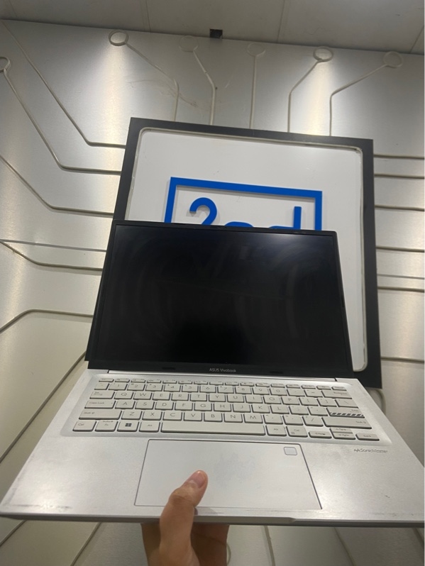 Laptop Asus Vivobook M1403QA - AMD Ryzen 7 5800H - Ram 16/512gb SSD - Sức khỏe ổ 95 - Pin chai nhẹ - Màu xám - Ngoại hình: 97% - Màn ám vàng, in phím, trầy xước thân- Kèm sạc -