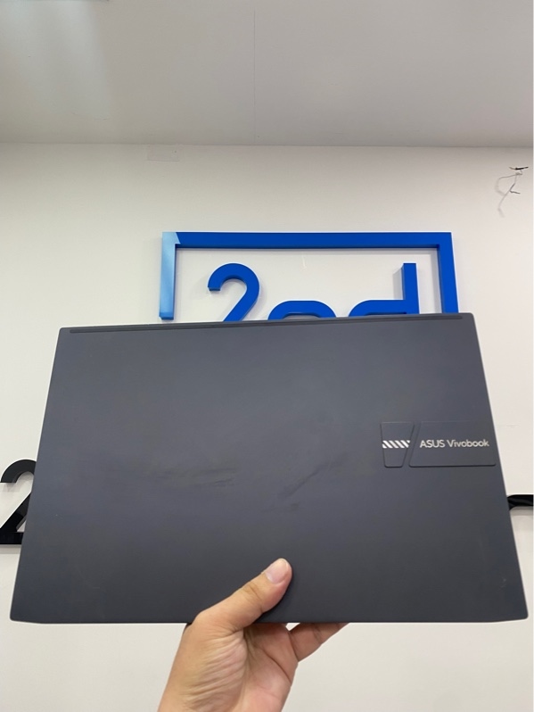 Laptop Asus Vivobook M3500QC - Ryzen 5-5600H - Ram 8GB - SSD 512GB - Card Geforce RTX 3050 - Màn oled - Full HD - 60HZ - Pin: 60% - Màu đen - Ngoại hình: 96% - Bể bản lề, viền trầy cấn góc, màn ám vàng nhẹ - Kèm sạc