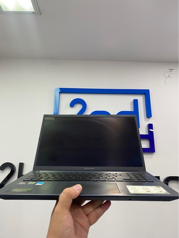 Laptop Asus Vivobook M3500QC - Ryzen 5-5600H - Ram 8GB - SSD 512GB - Card Geforce RTX 3050 - Màn oled - Full HD - 60HZ - Pin: 60% - Màu đen - Ngoại hình: 96% - Bể bản lề, viền trầy cấn góc, màn ám vàng nhẹ - Kèm sạc