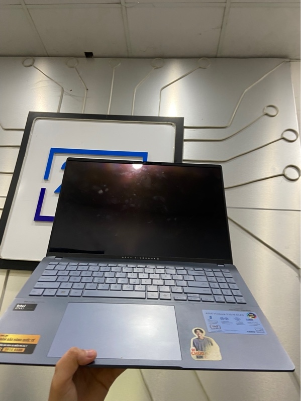 Laptop Asus Vivobook S 16 55606MA - Intel Core Ultra 7 155H - Ram 16/512GB SSD - 120Hz - Pin 87% - Màu xanh - Ngoại hình: 97% - Màn ám vàng, in phím nhẹ, móp cấn góc, xước thân - Kèm sạc