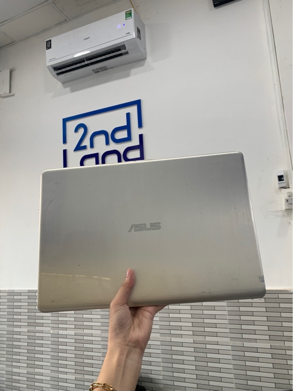 Laptop Asus Vivobook S15 X530UA - i5-8250U - Ram 4/256 - Màu bạc - Pin chết - Ngoại hình: 96% - Cấn trầy góc, phản quan 1 đốm , đen góc, màn ám hồng, loa rè + nhỏ, in phím - Kèm sạc