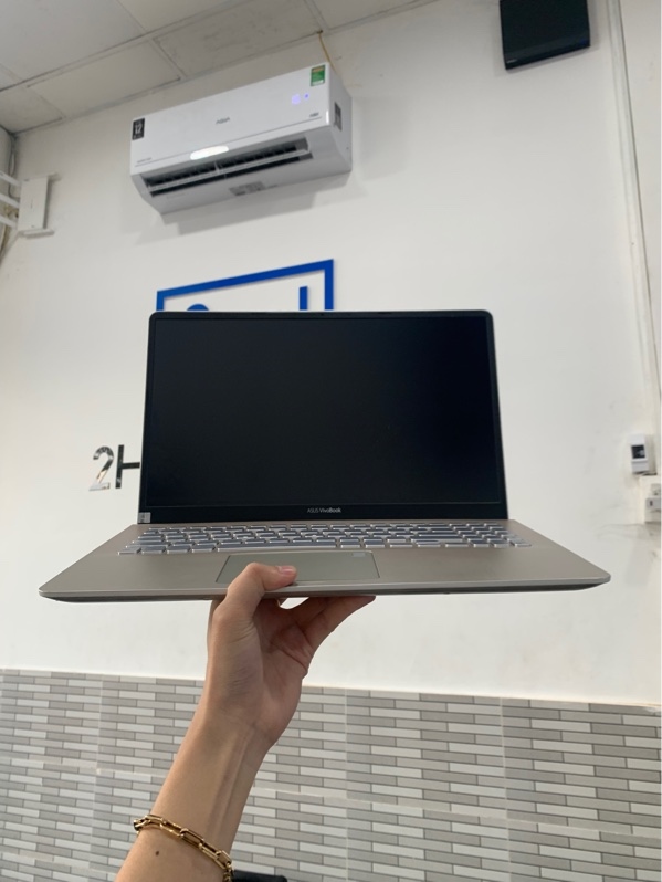 Laptop Asus Vivobook S15 X530UA - i5-8250U - Ram 4/256 - Màu bạc - Pin chết - Ngoại hình: 96% - Cấn trầy góc, phản quan 1 đốm , đen góc, màn ám hồng, loa rè + nhỏ, in phím - Kèm sạc