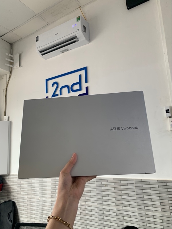 Laptop Asus vivobook x1503za - i5-12500h - Ram 8/512 ssd - Màu bạc - Pin 63% - Ngoại hình: 97% - Màn trầy, ám xanh, trầy body - Kèm sạc