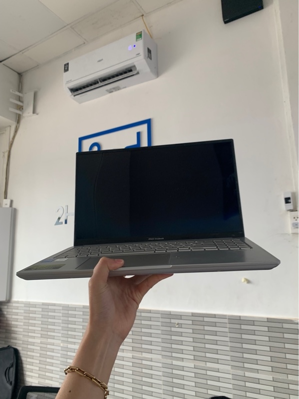 Laptop Asus vivobook x1503za - i5-12500h - Ram 8/512 ssd - Màu bạc - Pin 63% - Ngoại hình: 97% - Màn trầy, ám xanh, trầy body - Kèm sạc