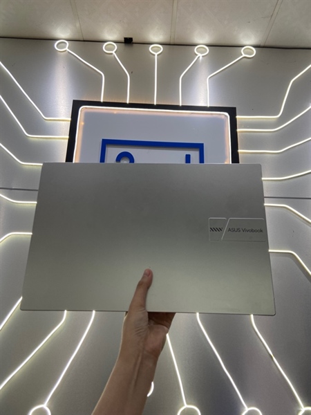 Laptop Asus Vivobook x1504va - Chip i5 1335U - Ram 16/512GB - Pin 90% - Màu bạc - Ngoại hình: 97% - Màn phản quang viền, màn trầy nhẹ - Kèm sạc