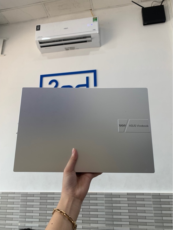 Laptop ASUS Vivobook X1504ZA - Intel Core i3-1215U - RAM 8GB/SSD 512GB - Màu bạc - Pin 93% - Ngoại hình: 97% - Màn hình trầy, ám xanh - Kèm sạc, box