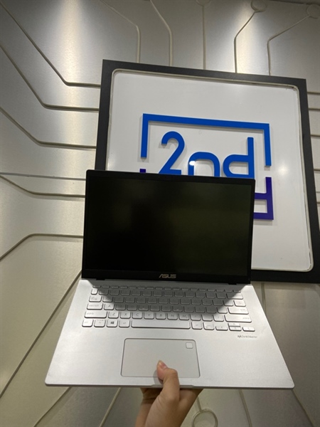 Laptop Asus Vivobook X409DA-D409DA - AMD Ryzen 3 3200U - 60hz - Ram 4/256GB SSD - Pin 62.6% - Màu trắng - Ngoại hình: 97% - Viền máy + lưng màn trầy, loa trái mất, loa phải rè nặng - Kèm sạc 1
