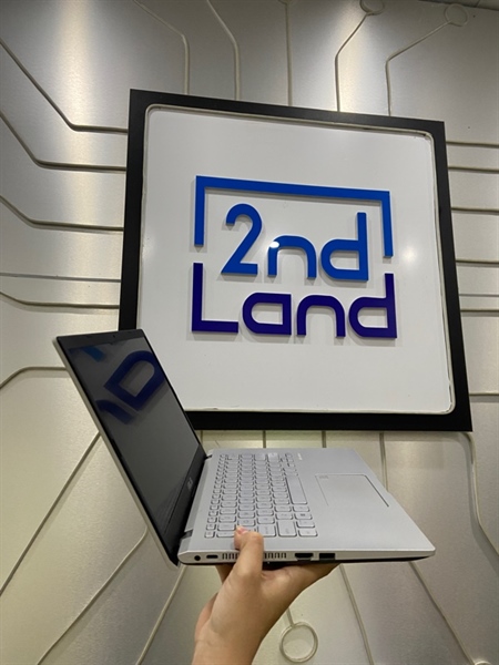 Laptop Asus Vivobook X409DA-D409DA - AMD Ryzen 3 3200U - 60hz - Ram 4/256GB SSD - Pin 62.6% - Màu trắng - Ngoại hình: 97% - Viền máy + lưng màn trầy, loa trái mất, loa phải rè nặng - Kèm sạc 2