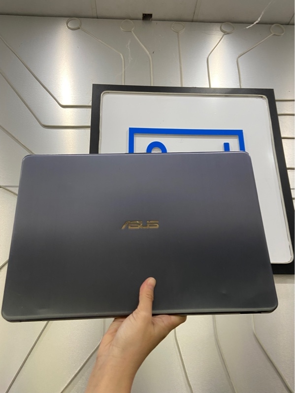 Laptop Asus Vivobook X505ZA - Ram 8/256GB - Ryzen 3 2200U - Màu bạc - Ngoại hình: 97% - Mặt C xước nặng, wifi chập chờn lúc có lúc không, pin hư, màn in phím, ám vàng, loa nhỏ - Kèm sạc