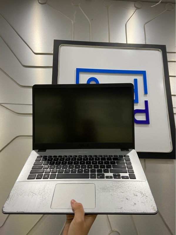 Laptop Asus Vivobook X505ZA - Ram 8/256GB - Ryzen 3 2200U - Màu bạc - Ngoại hình: 97% - Mặt C xước nặng, wifi chập chờn lúc có lúc không, pin hư, màn in phím, ám vàng, loa nhỏ - Kèm sạc