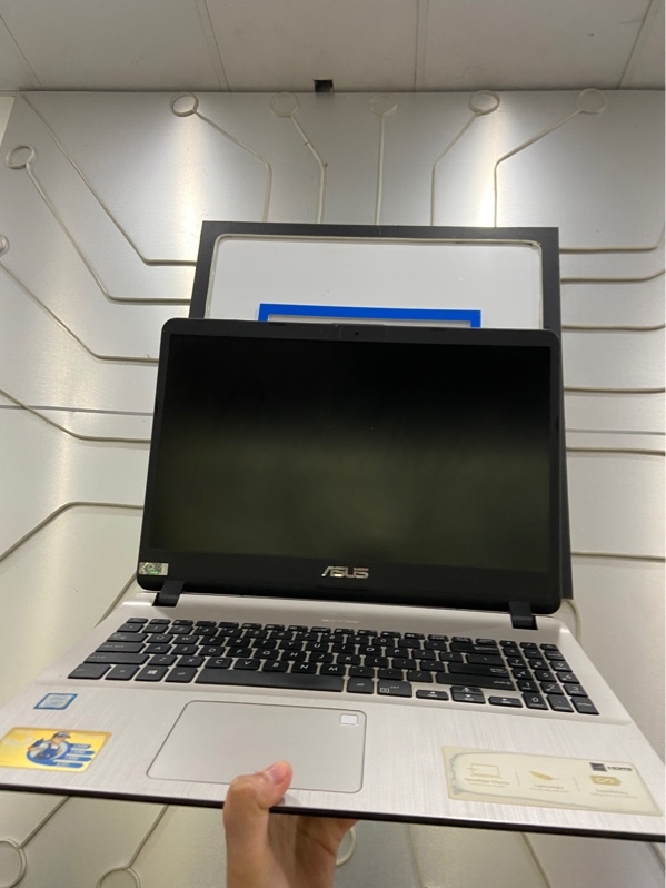 Laptop Asus Vivobook X507UAR - i3-8130U - Ram 4/256 SSD - 1TB HDD - Pin 29% - Màu bạc - Ngoại hình: 97% - màn ám vàng, mất cam - Kèm sạc