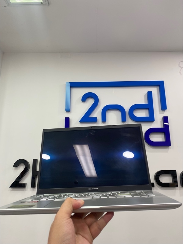 Laptop Asus Vivobook X513UA - Ryzen 5 5500U - 8/512GB - Pin: 100% thay new - Màu bạc - Ngoại hình: 97% - Màn ám hồng, đen góc, cấn móp góc trầy xiền nhiều ,dán ticker touchpad phản hồi chậm - Kèm sạc