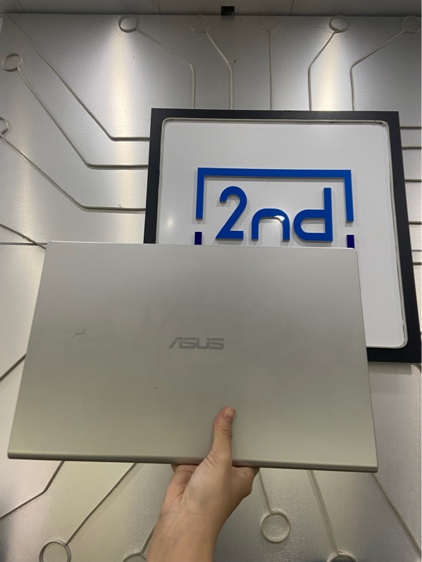 Laptop Asus Vivobook X515EA - Chip i3 1115G4 - Ram 4-256G - Pin 59% - Màu bạc - Ngoại hình: 97% - Loa trái rè - Kèm sạc