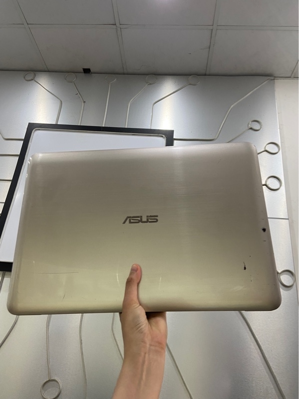 Laptop Asus X556UR - i5-6200U, Ram 8/240Gb - Geforce 930MX - Pin 55% - Màu bạc - Ngoại hình: 97% - Màn ám hồng nặng, phản quang, in phím, tounchpad không cuộn trang được - Kèm sạc