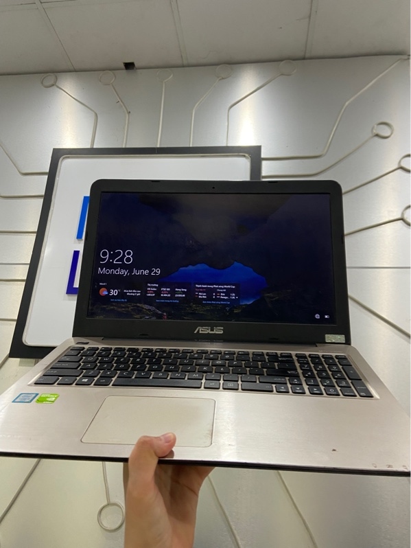 Laptop Asus X556UR - i5-6200U, Ram 8/240Gb - Geforce 930MX - Pin 55% - Màu bạc - Ngoại hình: 97% - Màn ám hồng nặng, phản quang, in phím, tounchpad không cuộn trang được - Kèm sạc