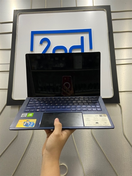 Laptop Asus Zenbook 13 UX334FLC-UX334FL - i5-10210U - Ram 8/512GB SSD - Gefore MX250 - Pin 100% - Màu xanh dương - Ngoại hình: 97% - Màn ám vàng - Body - Kèm sạc 1