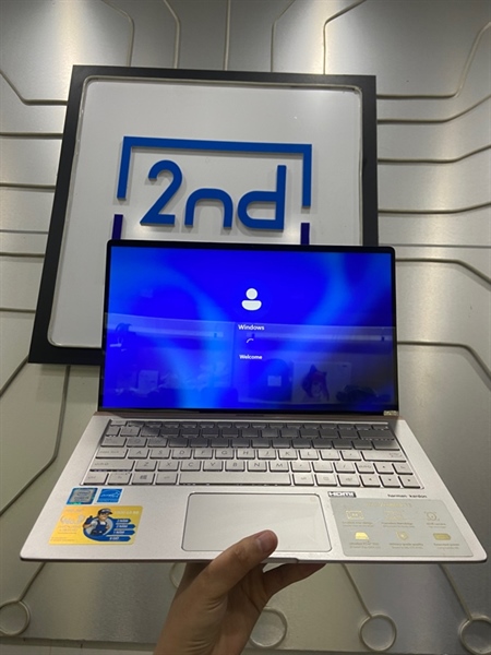 Laptop Asus Zenbook 13 UXFA - i5-8265U - Ram 8/512GB SSD - Pin 73% - Màu trắng - Ngoại hình: 97% - Màn sợi chỉ cạnh viền dưới, mặt lưng + đế trầy - Kèm sạc 1