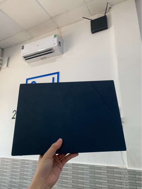Laptop ASUS Zenbook 14 UX3405MA - Intel Core Ultra 5 125H - RAM 16GB/SSD 512GB - Màn hình 3K OLED 120Hz - Màu xanh - Pin 80% - Ngoại hình: 97% - Trầy body, màn hình trầy ám xanh - Fullbox