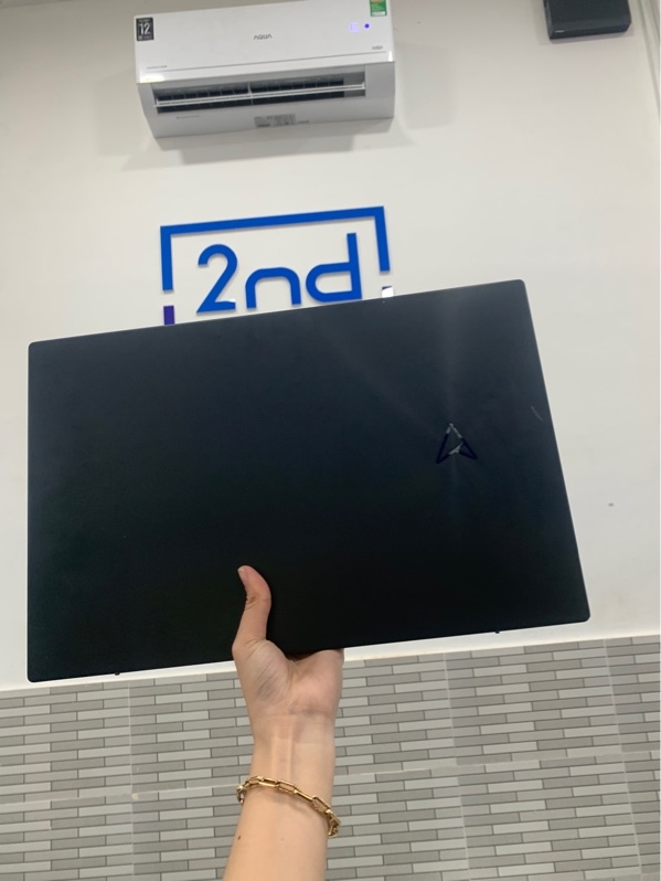 Laptop Asus zenbook pro 17 UM6702RC - Ryzen 7 6800H - RTX 3050 4gb - Ram 16gb/ssd 512gb - Màu đen - Pin 80% - Ngoại hình: 98% - Màn phản quang + ám hồng - Kèm sạc