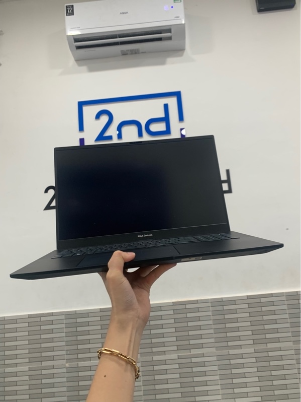 Laptop Asus zenbook pro 17 UM6702RC - Ryzen 7 6800H - RTX 3050 4gb - Ram 16gb/ssd 512gb - Màu đen - Pin 80% - Ngoại hình: 98% - Màn phản quang + ám hồng - Kèm sạc