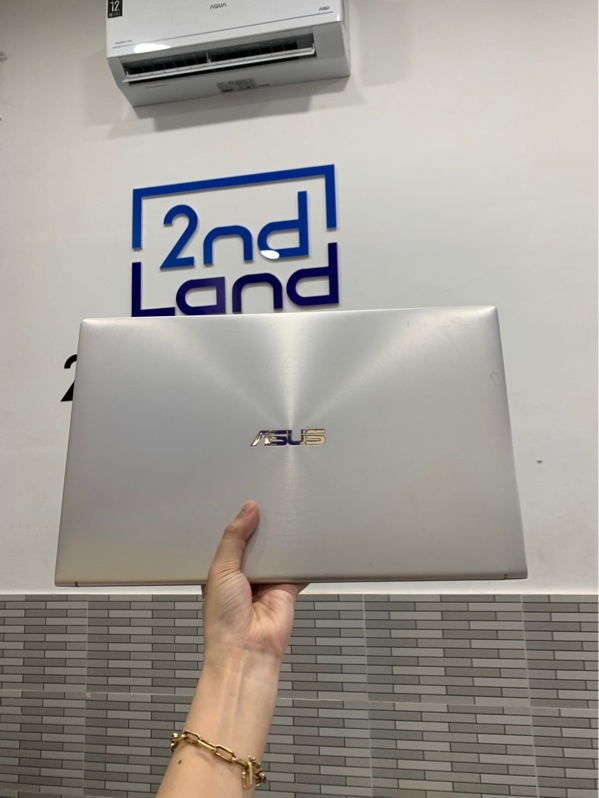 Laptop Asus Zenbook ux533fd - i5-8265U - Ram 8/256GB - Màu bạc - Pin 60% - Ngoại hình: 97% - Đen góc, màn ám hồng, đã thay màn, loa rè, gãy bản lề, cấn trầy nhiều - Kèm sạc - SP không bảo hành