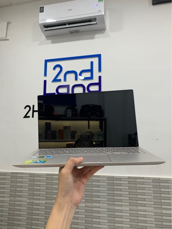 Laptop Asus Zenbook ux533fd - i5-8265U - Ram 8/256GB - Màu bạc - Pin 60% - Ngoại hình: 97% - Đen góc, màn ám hồng, đã thay màn, loa rè, gãy bản lề, cấn trầy nhiều - Kèm sạc - SP không bảo hành