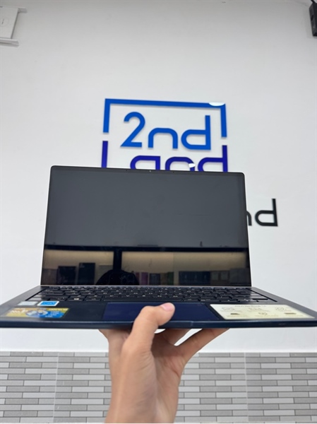 Laptop Asus Zenbook WX433FA - 8/256SSD - Màu xanh - Pin 56 - Ngoại hình 97% - Bể góc bản lề, màn ám hồng nặng, bị tối viền, phím chai - Body, kèm sạc 1