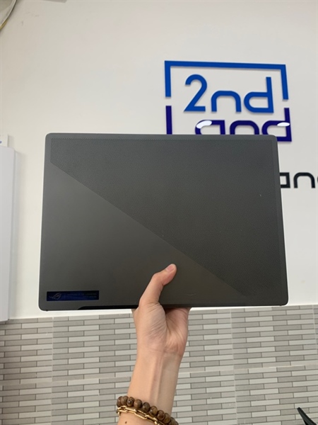 Laptop Asus Zephyrus G14 GA402RK - Ryzen 9 6900HS - Radeon RX 6800S - 16/1TB - Màu đen - Pin 65% - Ngoại hình: 97% - Viền ám hồng, màn in phím, phím nhật, hư 1 cổng usb - Body, kèm sạc