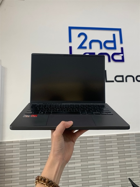 Laptop Asus Zephyrus G14 GA402RK - Ryzen 9 6900HS - Radeon RX 6800S - 16/1TB - Màu đen - Pin 65% - Ngoại hình: 97% - Viền ám hồng, màn in phím, phím nhật, hư 1 cổng usb - Body, kèm sạc 1