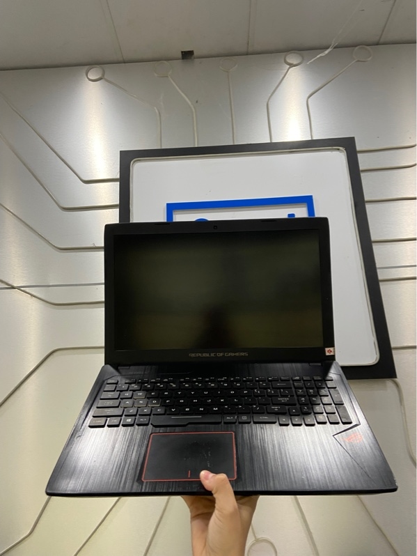 Laptop AsusTek Strix GL553VD - i5-7300HQ - GTX 1050 4GB - Ram 8/128GB SSD - 1TB HDD - Pin 29% - Màu đen - Ngoại hình: 97% - Touchpad tróc , màn ám hồng nặng , cấn màn đen , Fps 24 , sạc linh kiện quấn keo - Kèm sạc