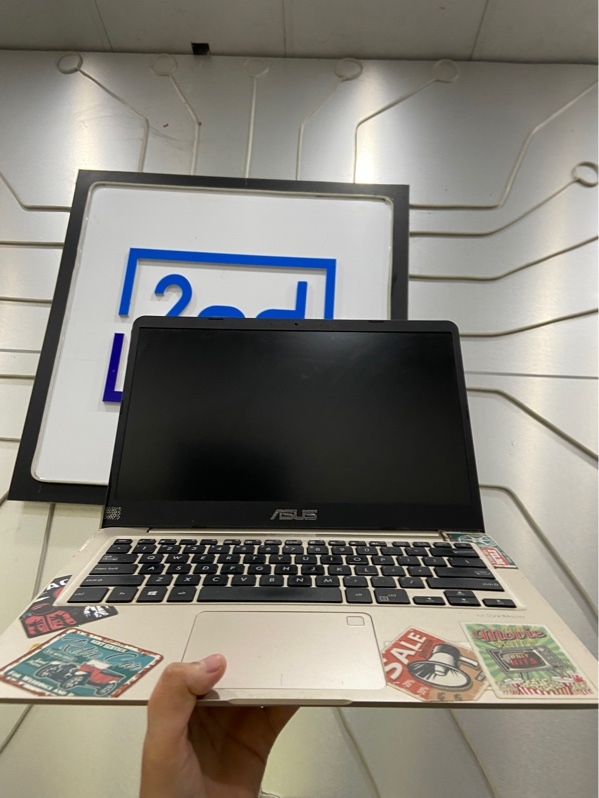 Laptop AsusTek X411UA - I5-8250U - Ram 4/1TB HDD+120gb SSD - Pin chai nặng - Màu đồng - Ngoại hình: 97% - bản lề lỏng, màn ám hồng, phản quang, xước cấn, dán sticker - Kèm sạc