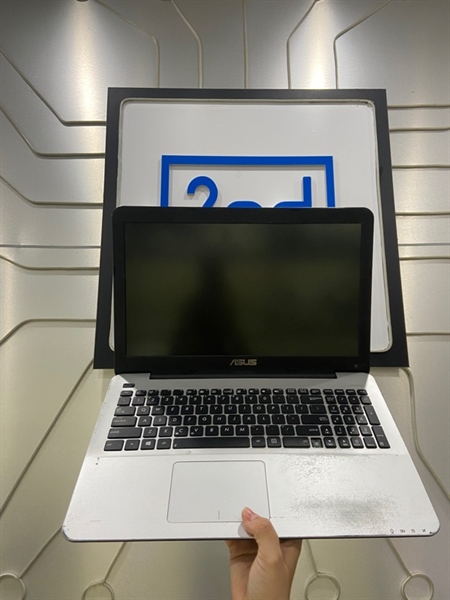 Laptop Asustek X555UA - i5-6200U - Ram 4/240GB SSD - Pin chai - Màu bạc - Ngoại hình: 97% - Sườn trầy, liệt hết nửa bàn phím, màn tối - Kèm sạc không bảo hành 2