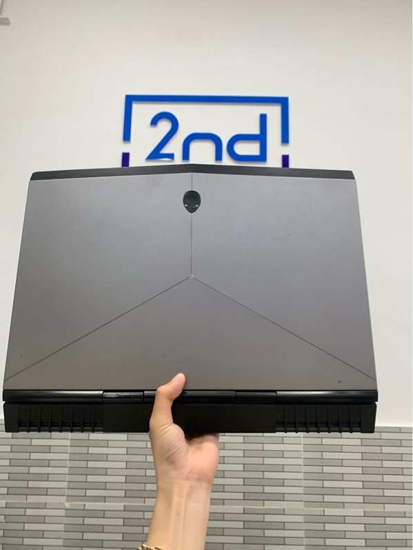 Laptop Dell Alienware 15 R3 - i7-6700HQ - 16GB/512GB SSD thêm ổ 256GB SSD - GTX 1060 6GB - Màu xám - Pin 97% - Ngoại hình: 97% - Màn trầy ám hồng, trầy xước body - Kèm sạc 180W