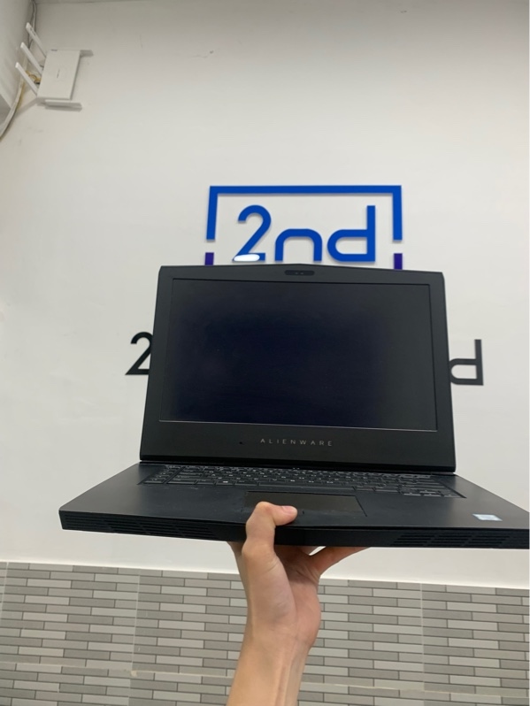 Laptop Dell Alienware 15 R3 - i7-6700HQ - 16GB/512GB SSD thêm ổ 256GB SSD - GTX 1060 6GB - Màu xám - Pin 97% - Ngoại hình: 97% - Màn trầy ám hồng, trầy xước body - Kèm sạc 180W