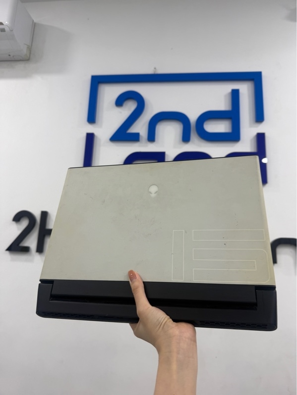 Laptop Dell Alienware M15 R2 - i7-9750H - Ram 8GB/256SSD-1T SSD - card GeForce GTX 1660 Ti - Màn FHD 240hz - Màu trắng - Pin thay 100% - Ngoại hình 96% - Màn có 2 chấm pixel , hở sáng viền , ố vàng nặng , nứt khe gió , trầy cấn viền - Kèm sạc 180w