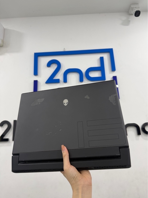 Laptop Dell Alienware M15 R2 - i7-9750H/RTX2070 with max-Q design - 16/512GB - Màn FullHD - 240Hz - Màu đen - Pin 32% - Ngoại hình 97% - Màn tối viền trên , vàng viền hai bên , hở vỏ , tróc sơn mặt A , sức khoẻ ổ còn 86% - Kèm sạc