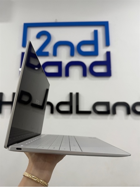 Laptop Dell Inc XPS 9320 - i7 1260P - 16/512GB SSD - Màn cảm ứng - Màu bạc - Pin 61% - Ngoại hình 98% - Màn ám vàng - Kèm sạc