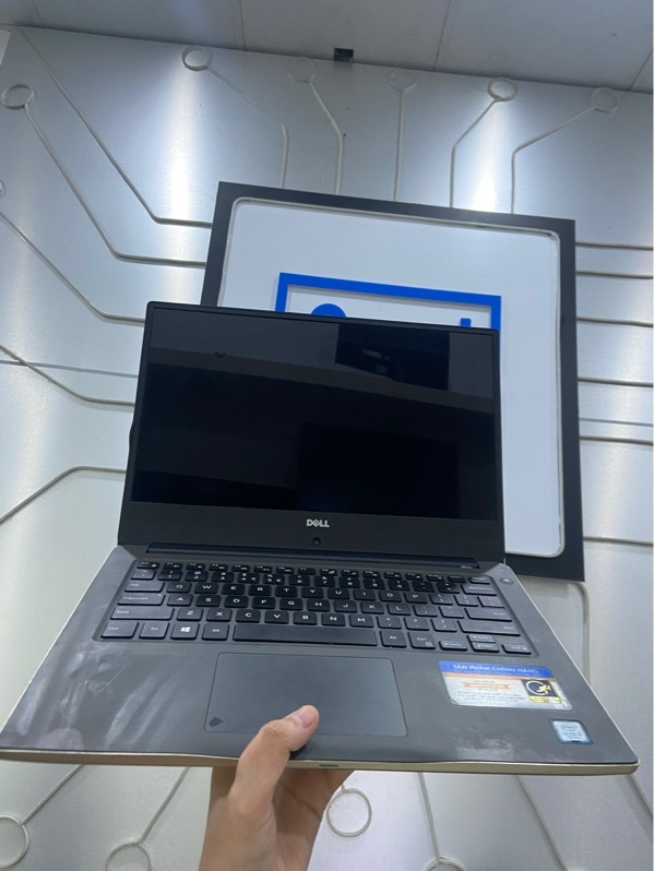 Laptop Dell Insiron 7460 - I5-7200U - Ram 12/500gb HDD + 240gb SSD - Ổ SSD sức khoẻ 40% - NVIDIA Geforce 940MX - Pin 63% - Màu vàng - Ngoại hình: 97% - màn hở sáng, ám màn nhẹ, nhiều chấm nhỏ phản quang - Kèm sạc